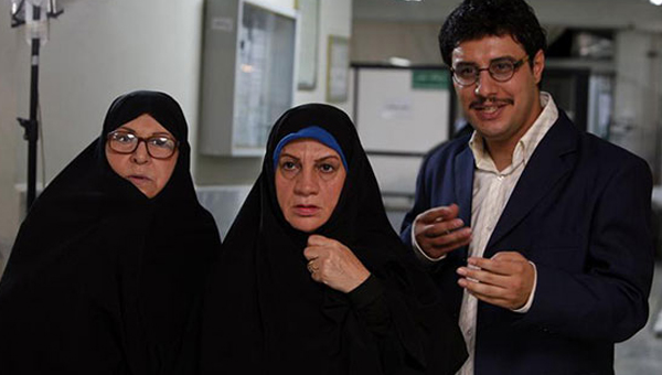 ناهید مسلمی در صحنه سریال تلویزیونی چار دیواری به همراه جواد عزتی