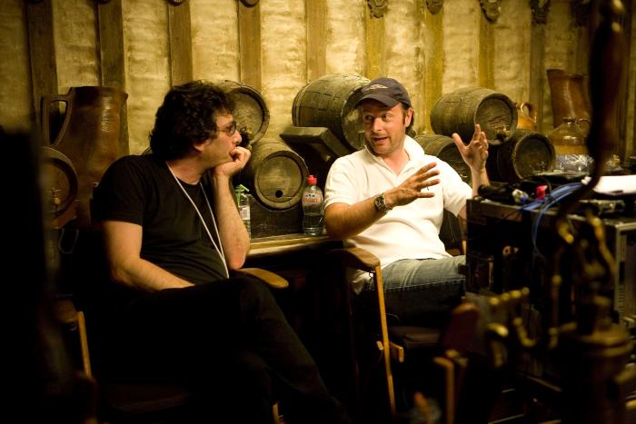 متیو وان در صحنه فیلم سینمایی غبار ستاره به همراه Neil Gaiman