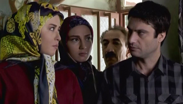 مهراوه شریفی‌نیا در صحنه سریال تلویزیونی خداحافظ بچه به همراه شهرام حقیقت‌دوست و حدیث میرامینی