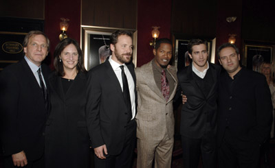 Douglas Wick در صحنه فیلم سینمایی جارهِد به همراه پیتر سارسگارد، جیمی فاکس، جیک جیلنهال و سام مندس