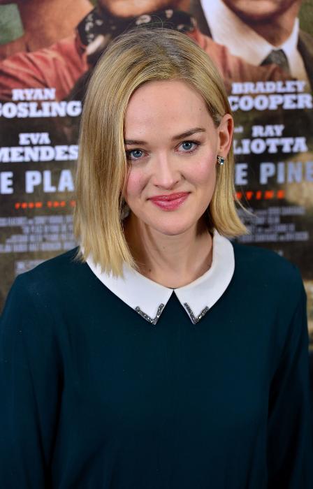 Jess Weixler در صحنه فیلم سینمایی جایی آن سوی کاج ها