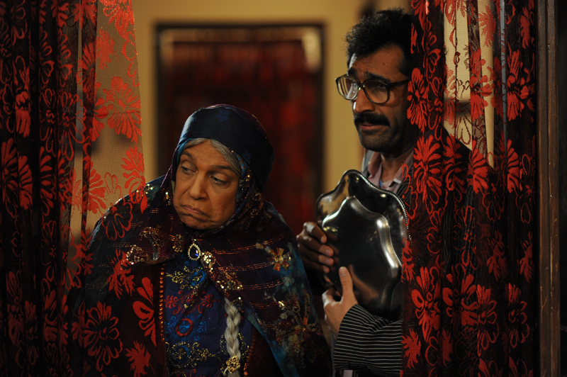هادی کاظمی در صحنه فیلم سینمایی ایران برگر به همراه گوهر خیراندیش
