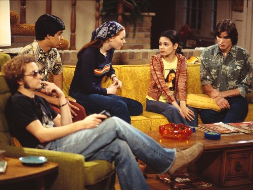 Danny Masterson در صحنه سریال تلویزیونی That '70s Show به همراه Ashton Kutcher، میلا کونیس، Wilmer Valderrama و لورا پرپون