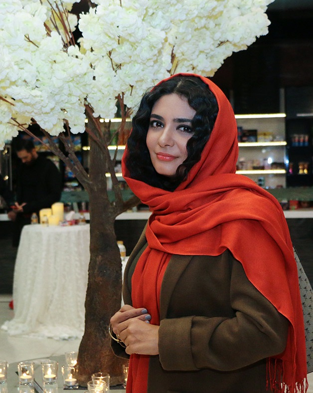 لیندا کیانی در اکران افتتاحیه فیلم تلویزیونی آینه بغل