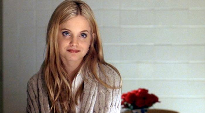 Mena Suvari در صحنه فیلم سینمایی زیبایی آمریکایی