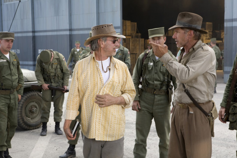 Pasha D. Lychnikoff در صحنه فیلم سینمایی ایندیانا جونز و قلمرو جمجمه بلورین به همراه هریسون فورد و استیون اسپیلبرگ