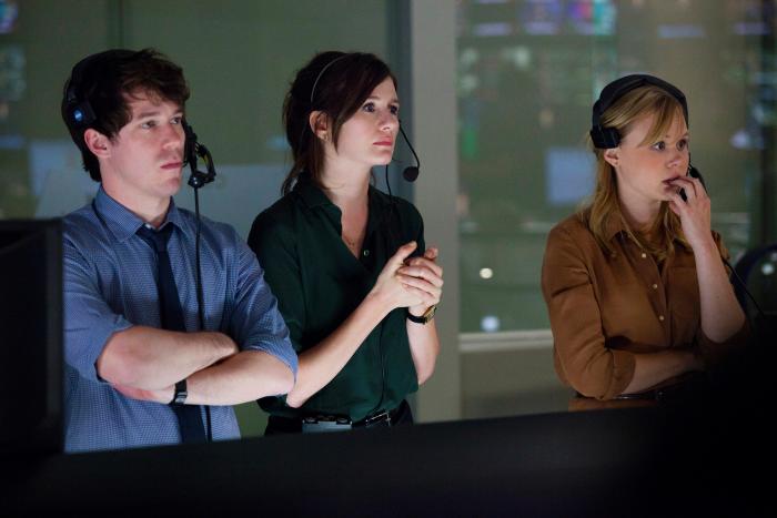 امیلی مورتیمر در صحنه سریال تلویزیونی اتاق خبر به همراه جان گالاگر جونیور و آلیسون پیل