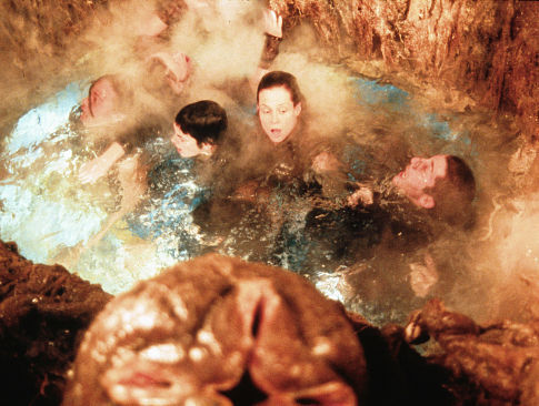Leland Orser در صحنه فیلم سینمایی رستاخیز بیگانه به همراه سیگورنی ویور و وینونا رایدر