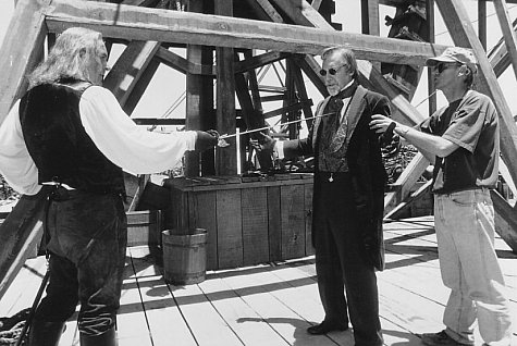 مارتین کمپل در صحنه فیلم سینمایی نقاب زورو به همراه استوارت ویلسون و آنتونی هاپکینز