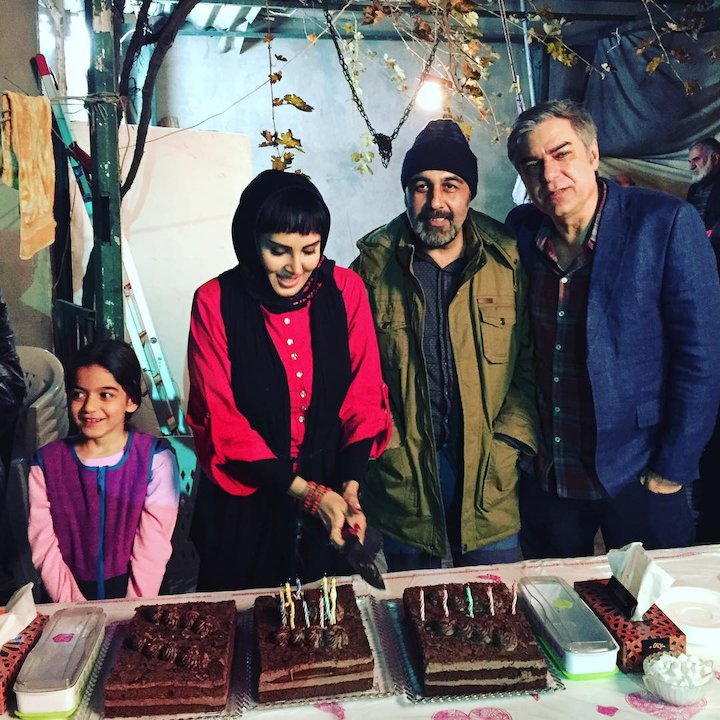 رضا عطاران در پشت صحنه فیلم سینمایی دراکولا به همراه سوگل محرابی، علی سرتیپی و لیلا بلوکات