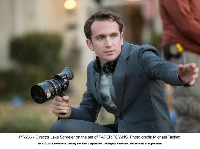 Jake Schreier در صحنه فیلم سینمایی شهرهای کاغذی