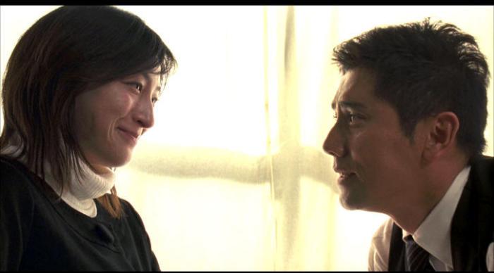 Masahiro Motoki در صحنه فیلم سینمایی عزیمت ها به همراه Ryôko Hirosue