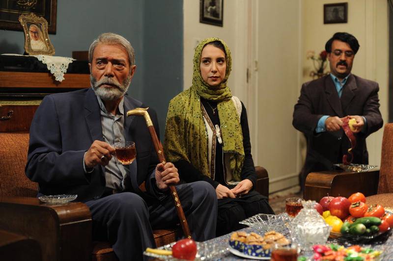 علی نصیریان در صحنه فیلم سینمایی ایران برگر به همراه سحر جعفری‌جوزانی و احمد مهران‌فر