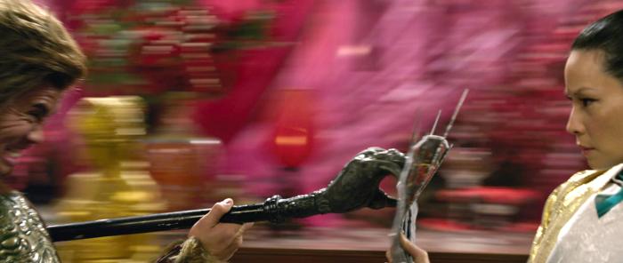Cung Le در صحنه فیلم سینمایی مردی با مشت های آهنین به همراه لوسی لیو