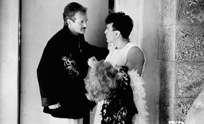 هانک آزاریا در صحنه فیلم سینمایی قفس پرنده به همراه رابین ویلیامز