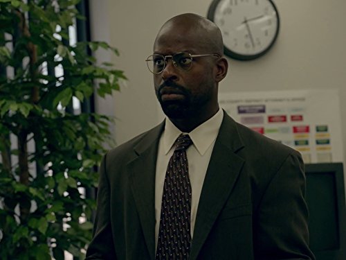 Sterling K. Brown در صحنه سریال تلویزیونی داستان جنایت آمریکایی