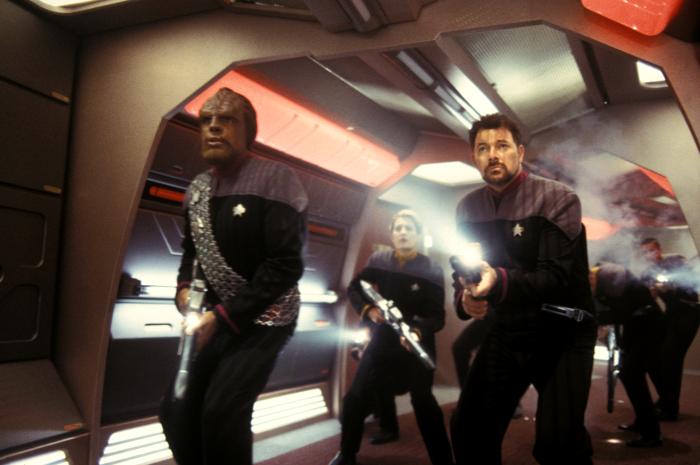 Michael Dorn در صحنه فیلم سینمایی پیشتازان فضا: نمسیس به همراه Jonathan Frakes