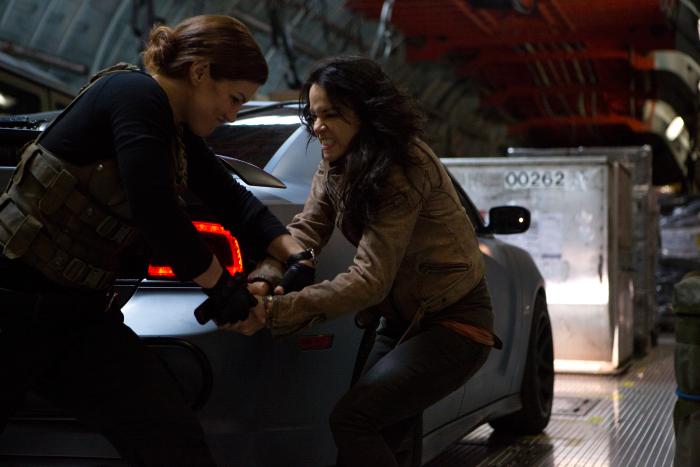 جینا کارانو در صحنه فیلم سینمایی سریع و خشمگین ۶ به همراه Michelle Rodriguez