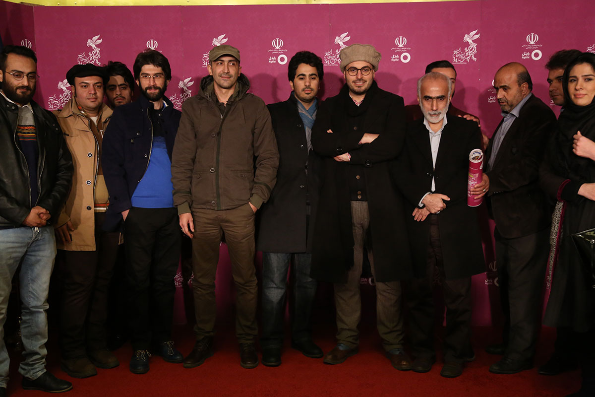 محمدحسین مهدویان در فرش قرمز فیلم سینمایی ایستاده در‌ غبار به همراه هادی حجازی‌فر، ابراهیم امینی و حبیب خزایی‌فر