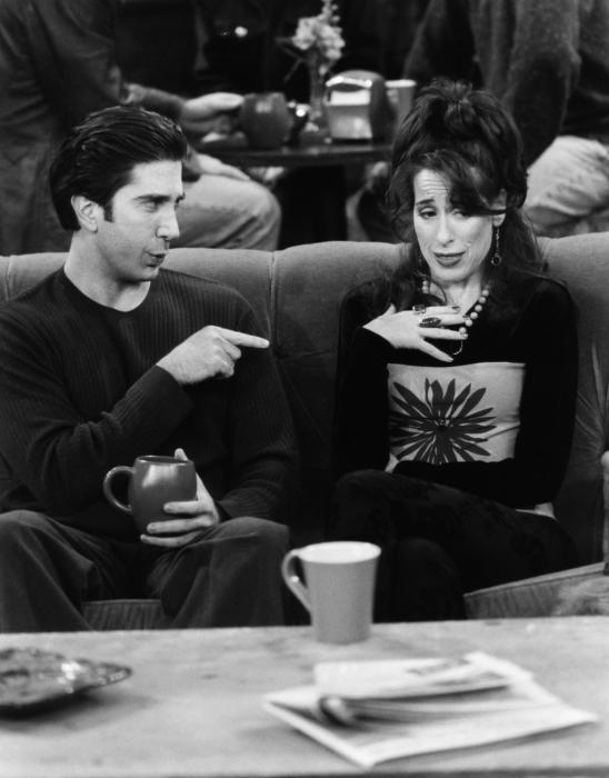 Maggie Wheeler در صحنه سریال تلویزیونی دوستان به همراه David Schwimmer