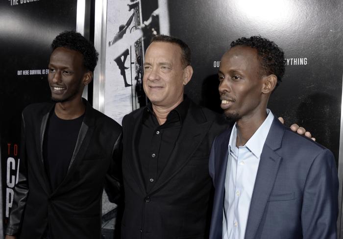 Mahat M. Ali در صحنه فیلم سینمایی کاپیتان فیلیپس به همراه تام هنکس و Barkhad Abdi
