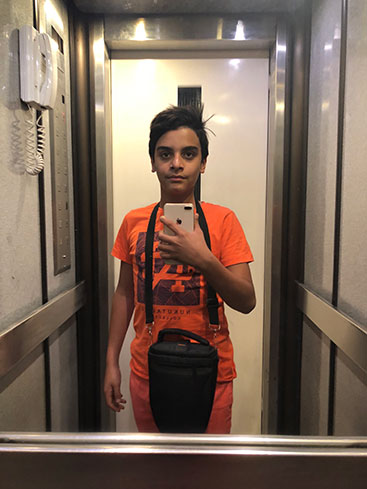 تصویری از امیررضا احمدی، بازیگر سینما و تلویزیون در حال بازیگری سر صحنه یکی از آثارش