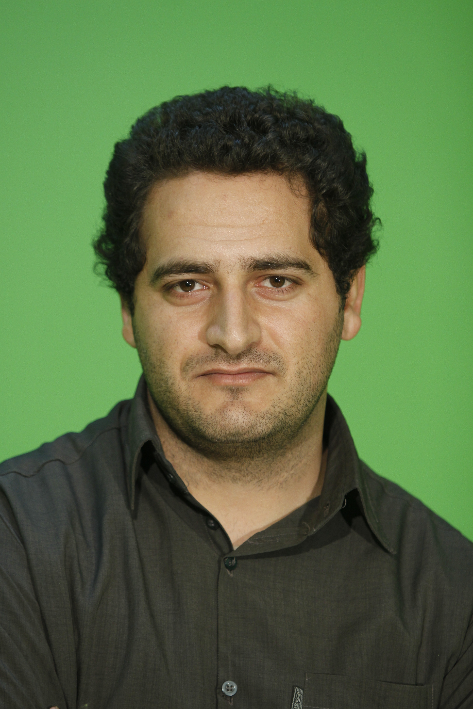 تصویری از سعید خلیلی، جلوه‌های ویژه بصری و کامپوزیت سینما و تلویزیون در حال بازیگری سر صحنه یکی از آثارش