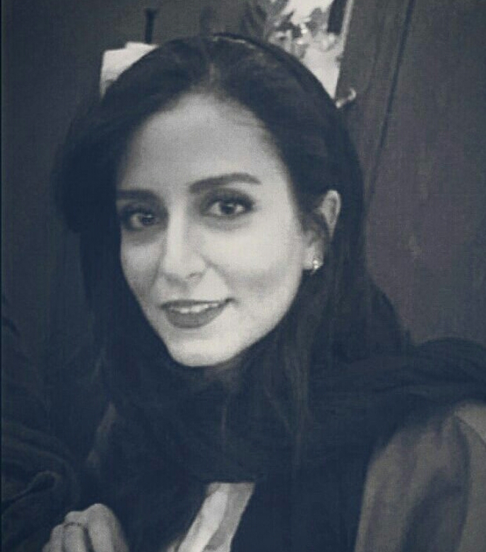 تصویری از رعنا روشنک، بازیگر سینما و تلویزیون در حال بازیگری سر صحنه یکی از آثارش