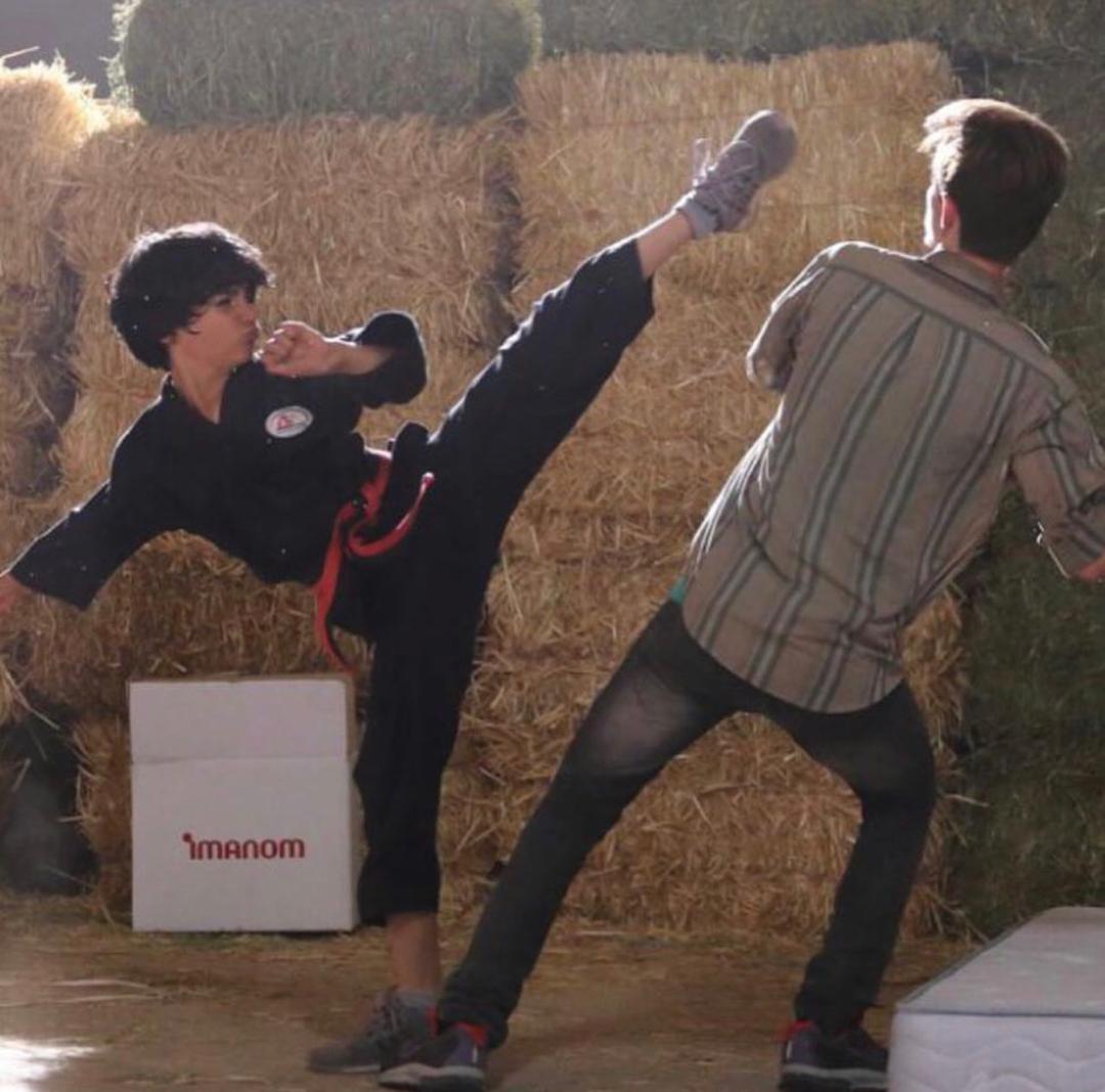 تصویری از امیرکیان عبدی، بازیگر سینما و تلویزیون در حال بازیگری سر صحنه یکی از آثارش