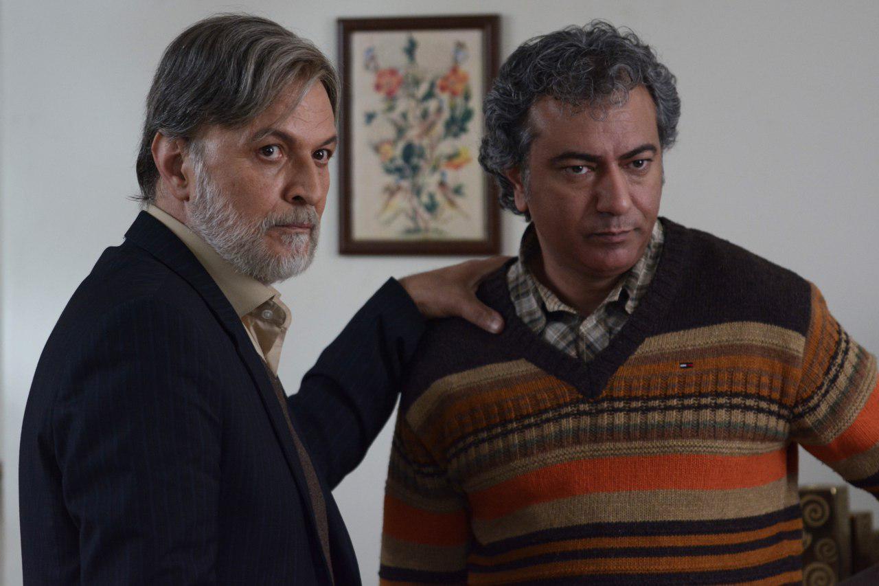 امین تارخ در صحنه سریال تلویزیونی رهایم نکن به همراه محمدرضا هدایتی