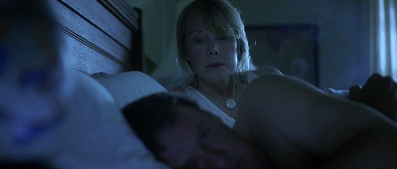 تام ویلکینسون در صحنه فیلم سینمایی In the Bedroom به همراه Sissy Spacek
