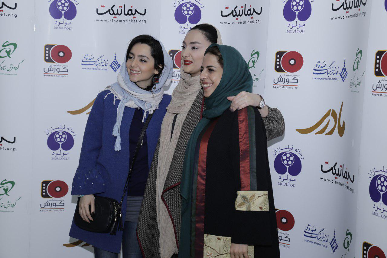 رقیه توکلی در اکران افتتاحیه فیلم سینمایی مادری به همراه هانیه توسلی و نازنین بیاتی