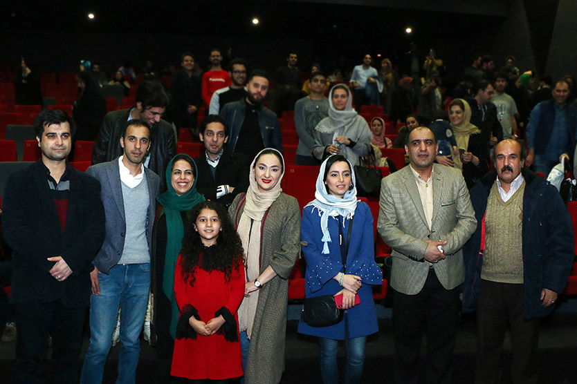 هانیه توسلی در اکران افتتاحیه فیلم سینمایی مادری به همراه رقیه توکلی، آنا زارع، نازنین بیاتی و سیاوش حقیقی