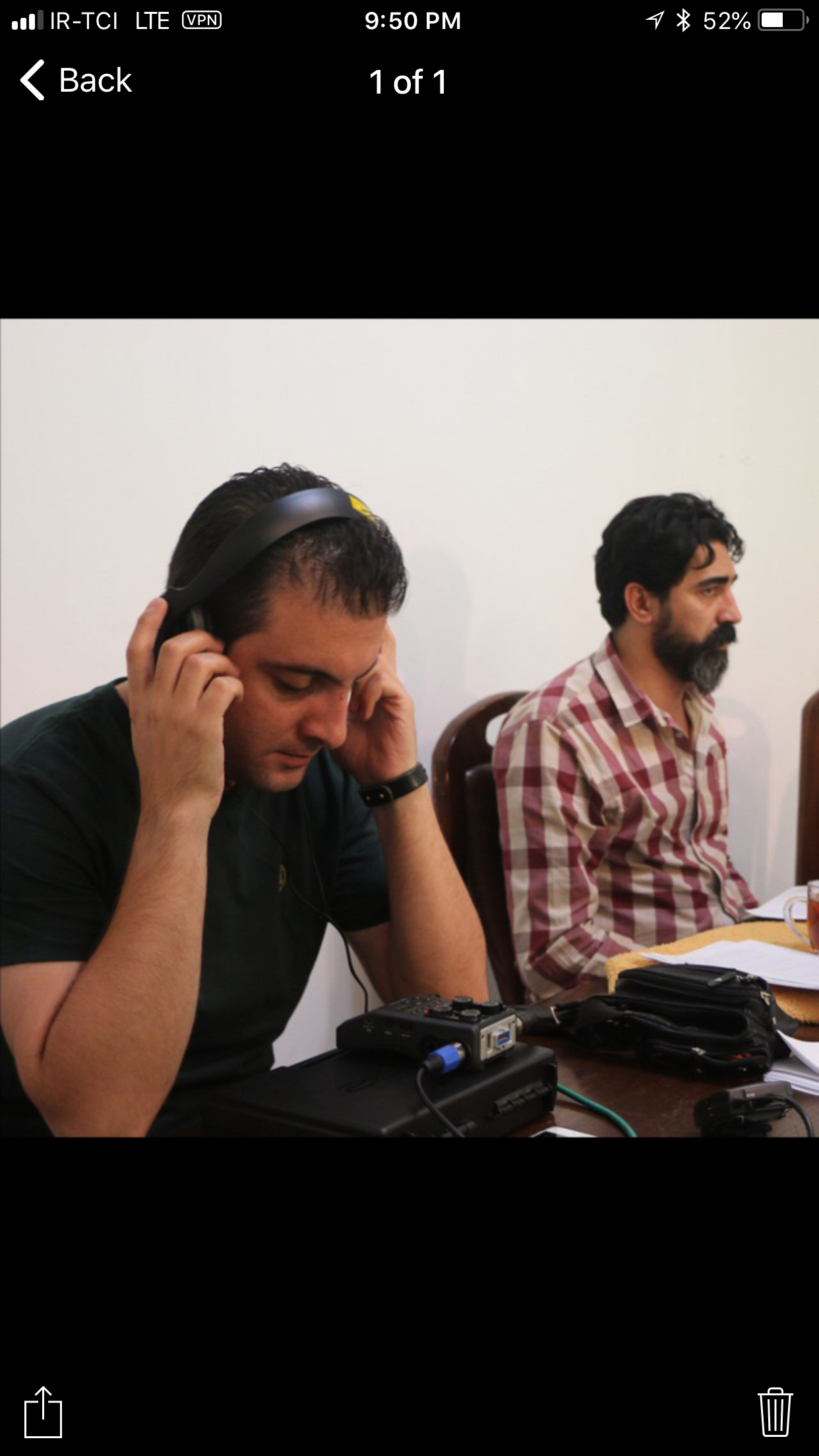 تصویری از کامران مبشری، مجری سینما و تلویزیون در حال بازیگری سر صحنه یکی از آثارش