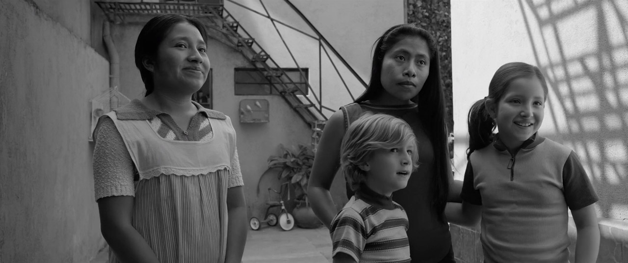 Daniela Demesa در صحنه فیلم سینمایی Roma به همراه Yalitza Aparicio، Marco Graf و Nancy García García