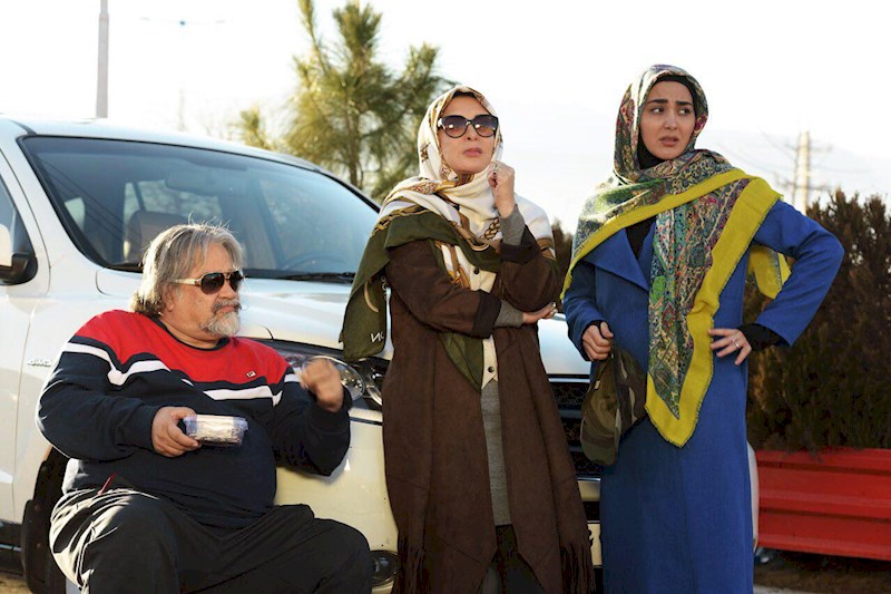 محمدرضا شریفی‌نیا در صحنه سریال تلویزیونی تعطیلات رویایی به همراه مریم معصومی و افسانه بایگان
