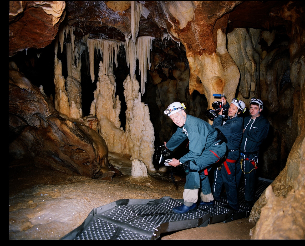 Werner Herzog در صحنه فیلم سینمایی Cave of Forgotten Dreams