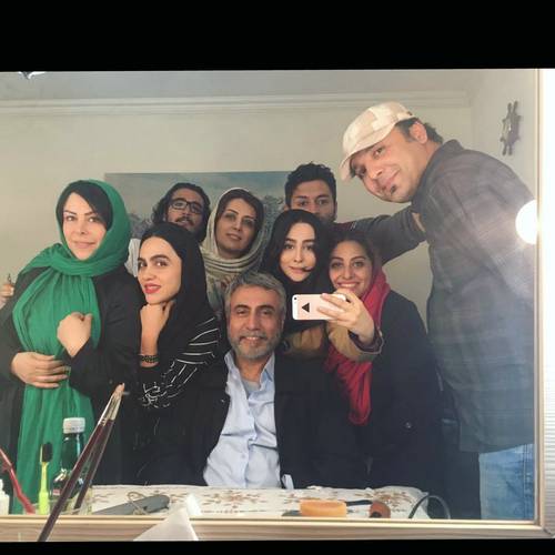 ستاره حسینی در پشت صحنه سریال تلویزیونی گسل به همراه فلور نظری و بیژن امکانیان