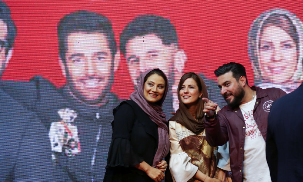 محسن کیایی در صحنه سریال تلویزیونی ساخت ایران 2 به همراه شبنم مقدمی و سارا بهرامی