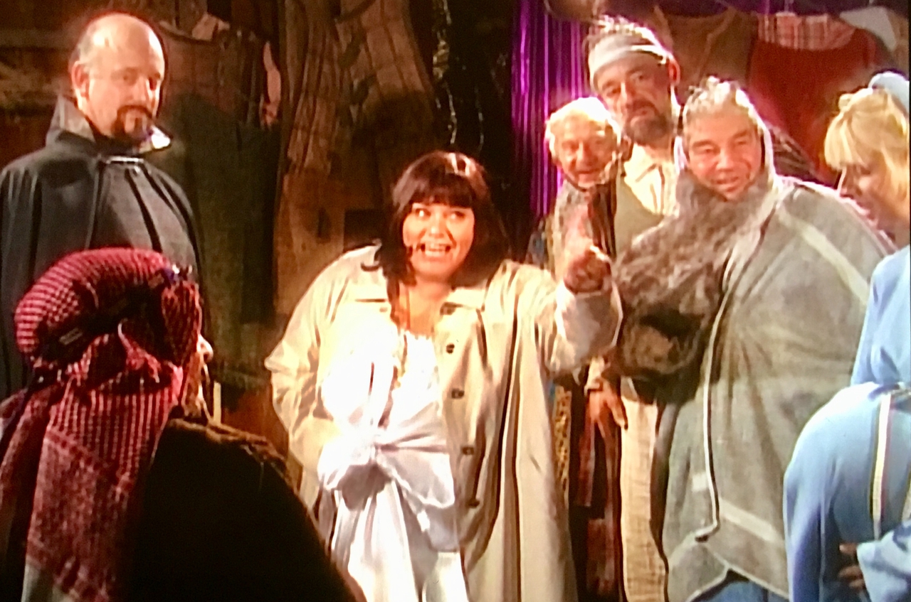 John Bluthal در صحنه سریال تلویزیونی The Vicar of Dibley به همراه Emma Chambers، Trevor Peacock، Gary Waldhorn، Roger Lloyd Pack و Dawn French