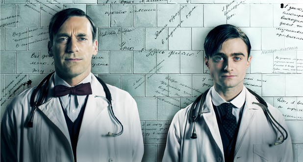 دنیل ردکلیف در صحنه سریال تلویزیونی A Young Doctor's Notebook & Other Stories به همراه Jon Hamm