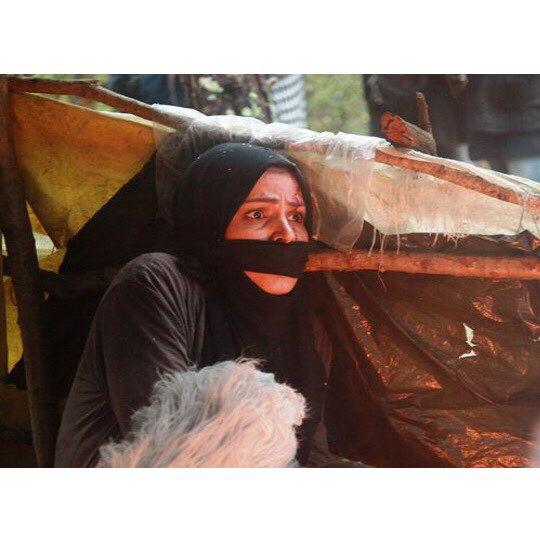 تصویری از مهتاب شکریان، بازیگر سینما و تلویزیون در حال بازیگری سر صحنه یکی از آثارش