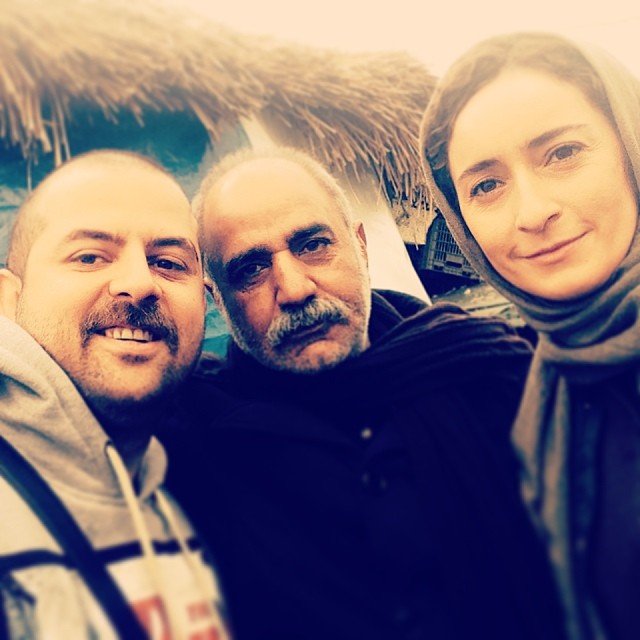 تصویری از هومن سیدی، بازیگر و کارگردان سینما و تلویزیون در حال بازیگری سر صحنه یکی از آثارش