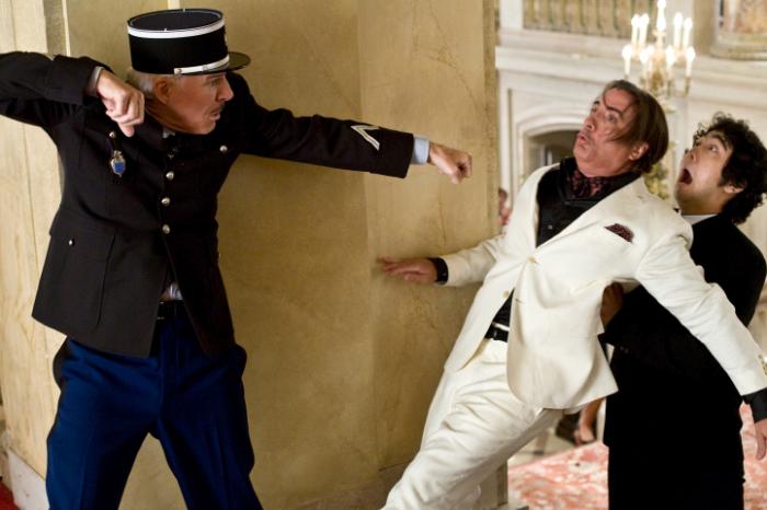 Yuki Matsuzaki در صحنه فیلم سینمایی The Pink Panther 2 به همراه استیو مارتین و Andy Garcia