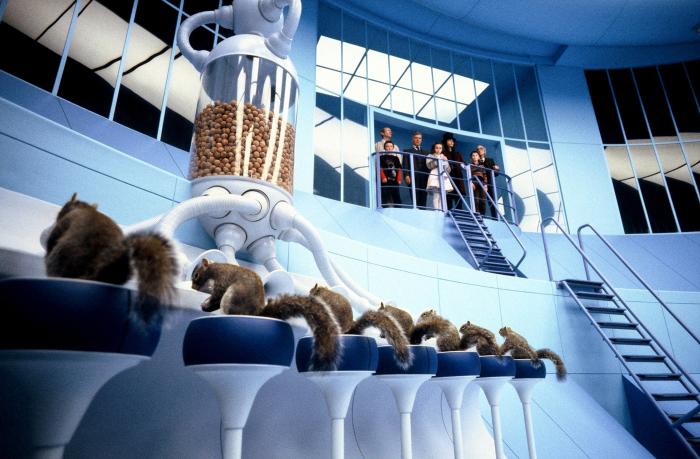 آدام گودلی در صحنه فیلم سینمایی چارلی و کارخانه شکلات سازی به همراه Jordan Fry، دیوید کلی، جان کریستوفر دپ دوم، James Fox، فردی هایمور و Julia Winter