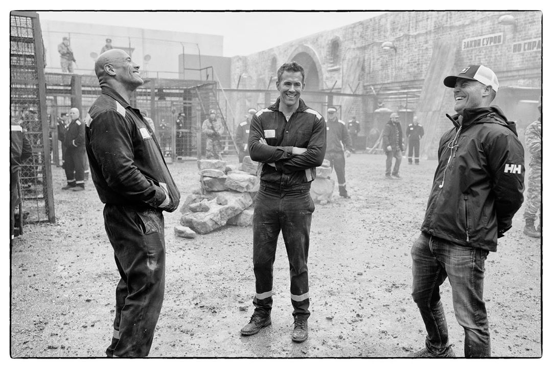 رایان رینولد در صحنه فیلم سینمایی اخطار قرمز به همراه راوسون مارشال تربر و دواین جانسون