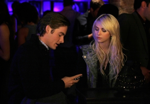 Taylor Momsen در صحنه سریال تلویزیونی دختر شایعه ساز به همراه Kevin Zegers