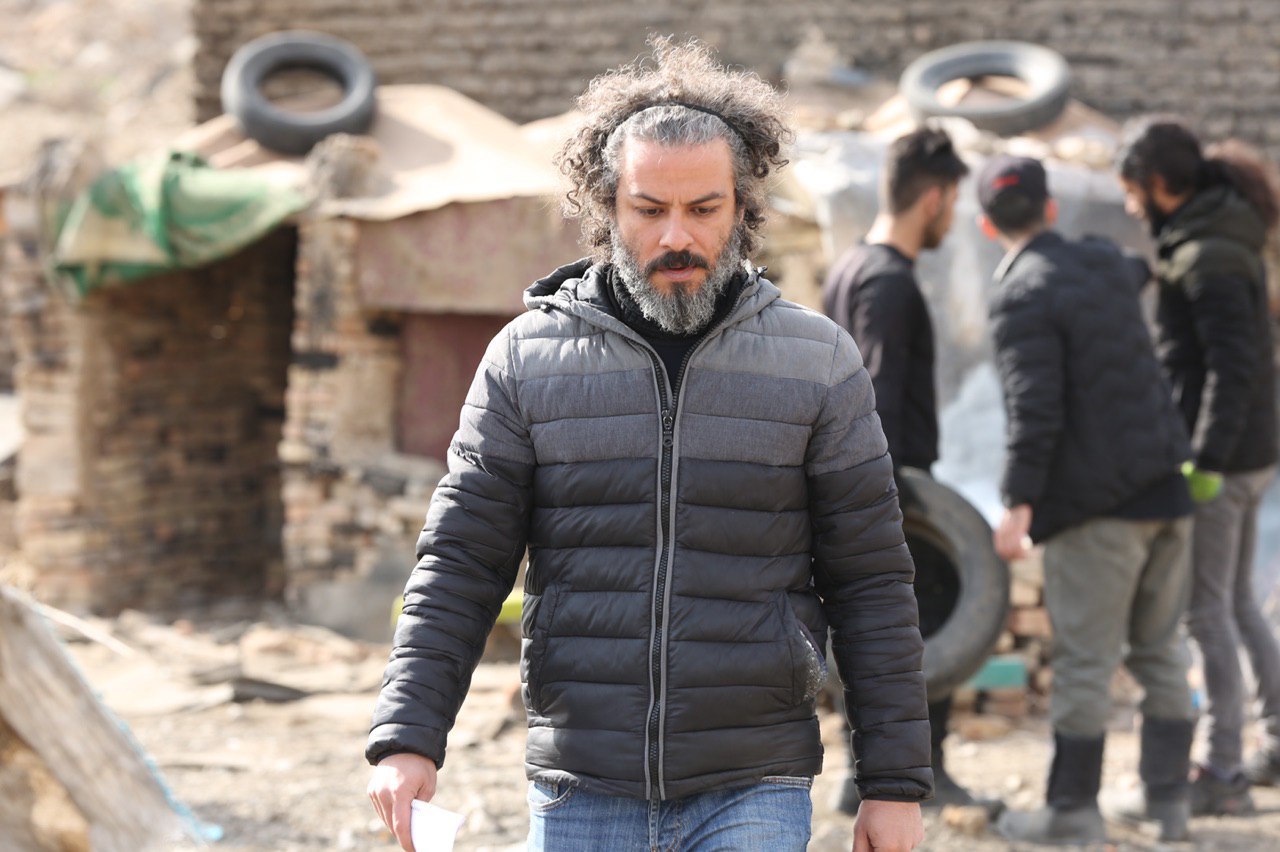 تصویری از علی جلالی، نویسنده و کارگردان سینما و تلویزیون در پشت صحنه یکی از آثارش