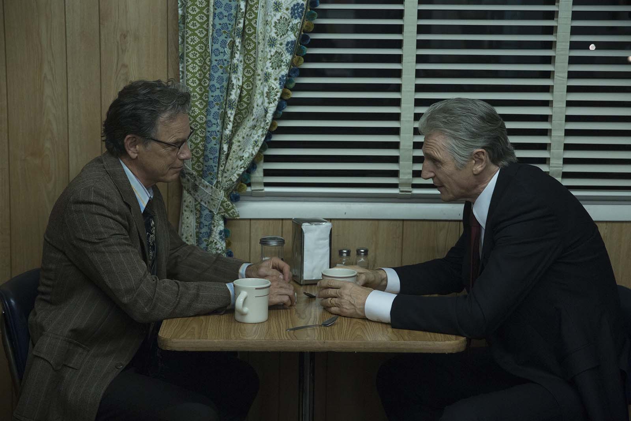 بروس گرینوود در صحنه فیلم سینمایی Mark Felt: The Man Who Brought Down the White House به همراه لیام نیسون