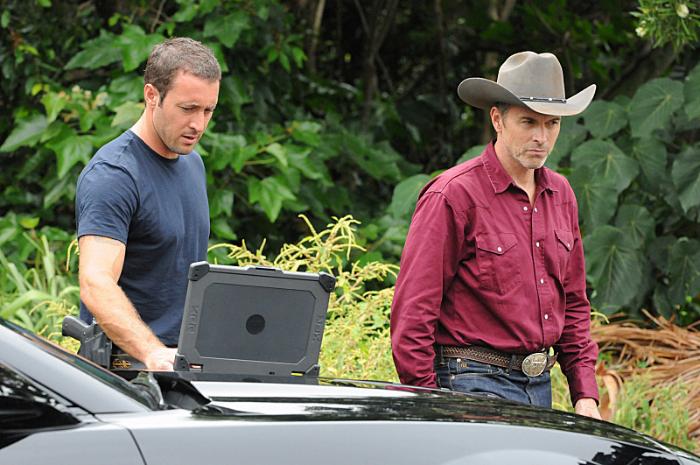 تیم دالی در صحنه سریال تلویزیونی Hawaii Five-0 به همراه Alex O'Loughlin